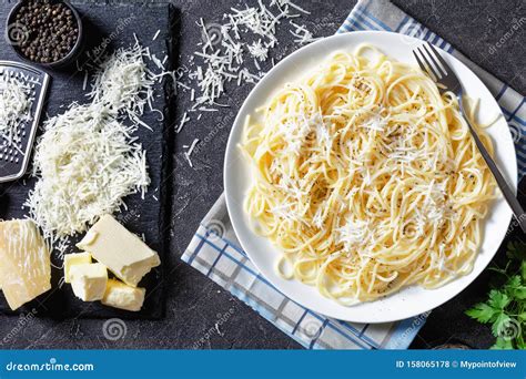 Pasta con queso parmesano rallado por encima