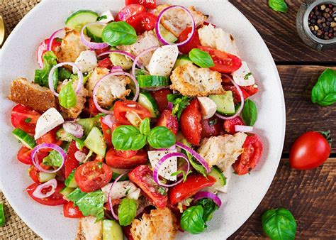 Ensalada panzanella fresca con tomate, cebolla y pan