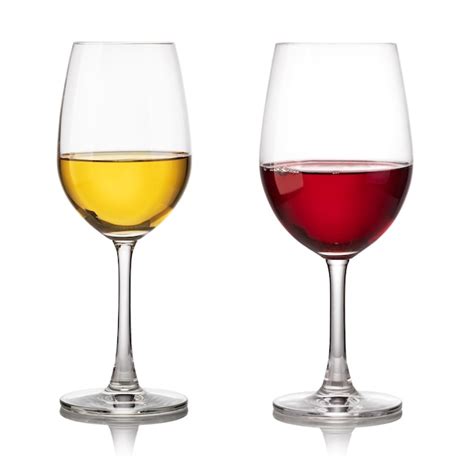 Copa de vino tinto y blanco junto a un plato de pasta