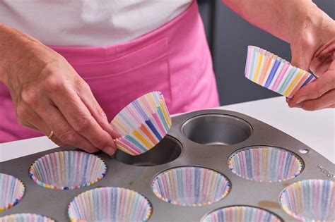 Rellenar moldes de magdalenas con la masa y espolvorear azúcar