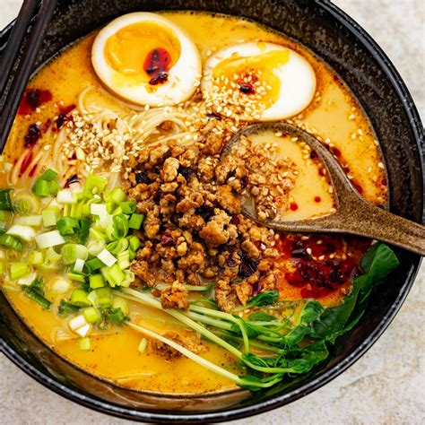 Plato de ramen Tantanmen en su versión vegetariana o vegana con kimchi