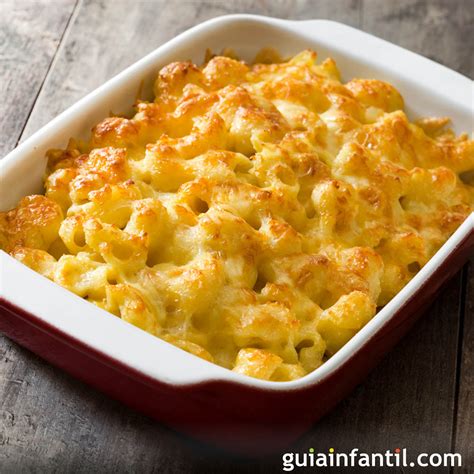Plato de macarrones cremosos con salchicha italiana y queso derretido