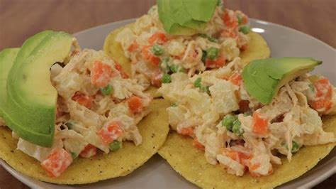 Tostadas de maíz azul con ensalada rusa de pollo y aguacate.