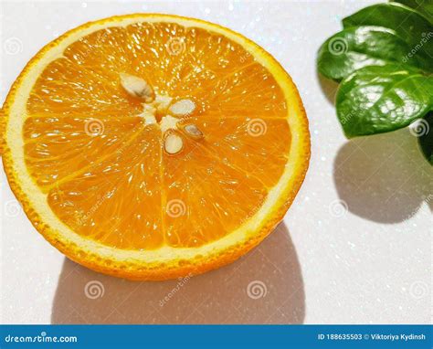 Corte transversal de una naranja jugosa