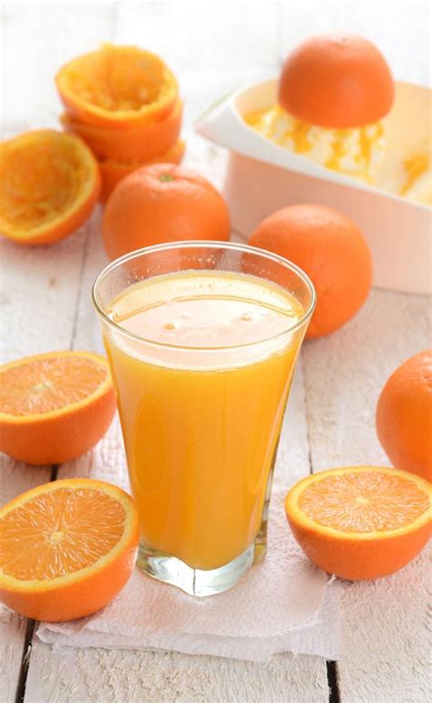 Ingredientes para naranjada casera: naranjas, agua, azúcar, hierbabuena