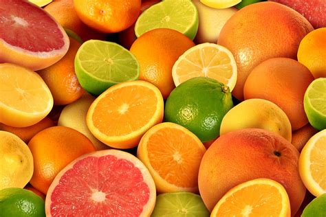 Variedad de cítricos en un mercado