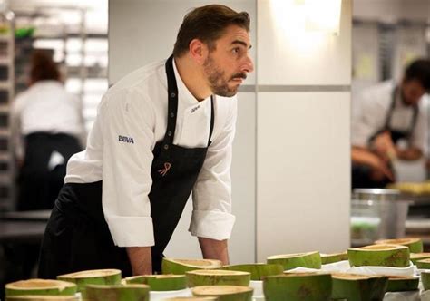 Fotografía de Jordi Roca en su entorno de trabajo en la alta pastelería.
