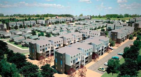 Celebración comunitaria en el sitio del proyecto habitacional en San Bernardo con juegos infantiles y escenario