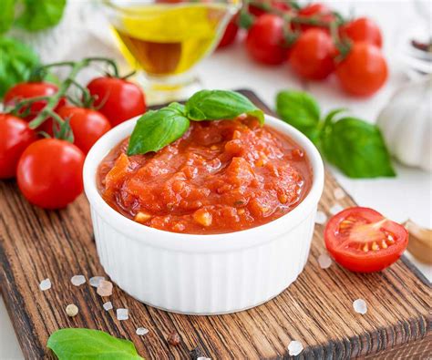 Ingredientes frescos para la salsa de tomate: tomates, ajo, albahaca y orégano