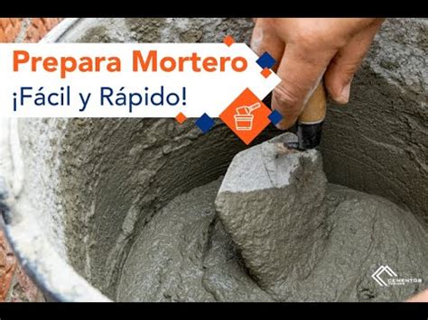 Mortero recién mezclado en un balde con una paleta