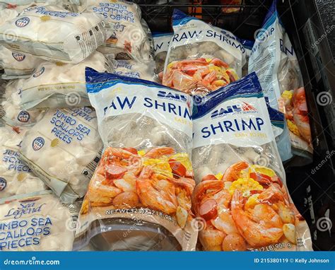 Foto de camarones envasados listos para la venta en supermercado