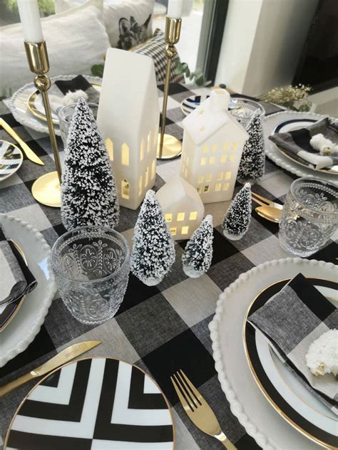 Mesa navideña decorada con diversas ensaladas coloridas en fuentes y cuencos elegantes