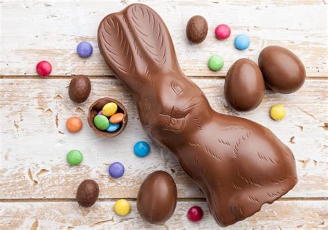 Esquema sobre la evolución de los símbolos de Pascua: del conejo de fertilidad al dulce de chocolate.