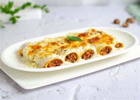 Canelones recién horneados con queso gratinado y burbujeante