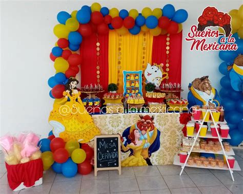 Mesa de dulces con pastel temático de La Bella y La Bestia, alfajores y otros postres