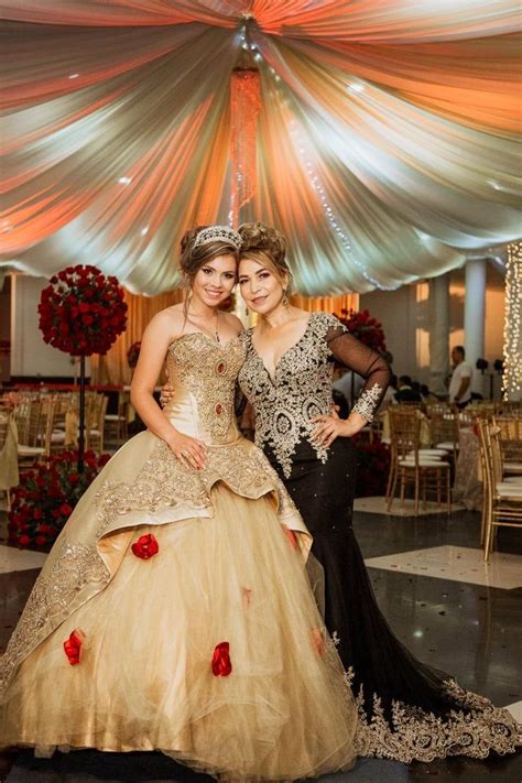 Foto profesional de la cumpleañera en su fiesta temática de La Bella y La Bestia