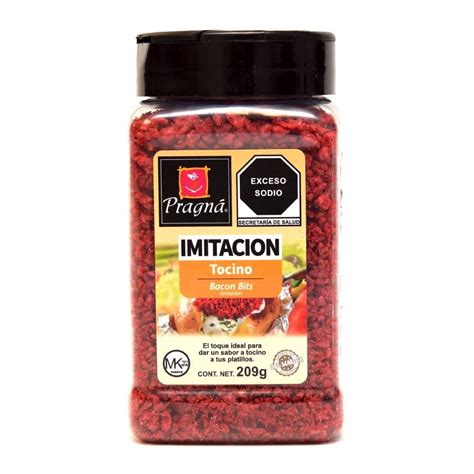 primer plano de trozos de tocino crujientes almacenados correctamente en un frasco de vidrio hermético