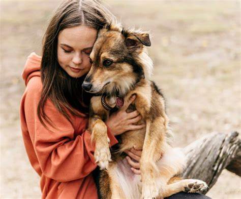 Foto de Paola Palomera acariciando a su perro Lenin Fidel
