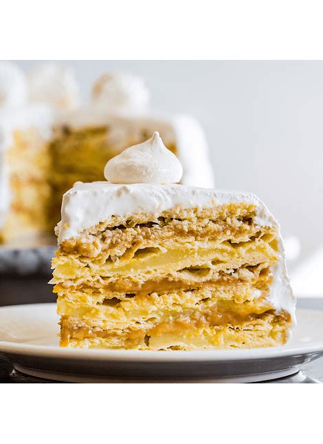 Torta de hojarasca con manjar y huevo mol terminada, cortada en porciones