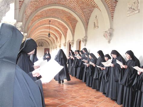 Ilustración de monjas coloniales preparando dulces en un convento