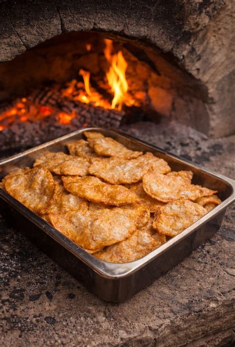 Láminas de hojarasca recién horneadas y doradas sobre una bandeja