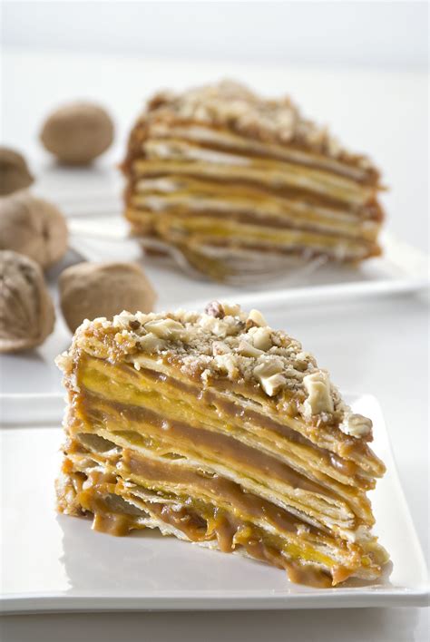Fotografía de la torta de hojarasca en capas, mostrando el relleno de manjar y huevo mol