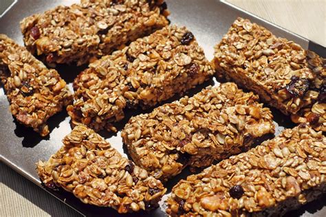 Fotografía de los ingredientes para las barritas veganas y el proceso de mezcla