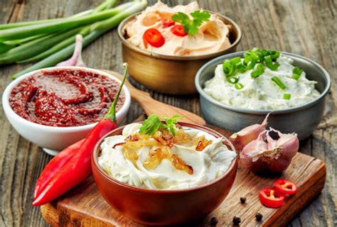 Mesa variada con diferentes entradas vegetarianas: dips, croquetas, ceviches pequeños