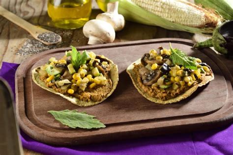 Surtido de canapés y tostadas vegetarianas con diferentes toppings