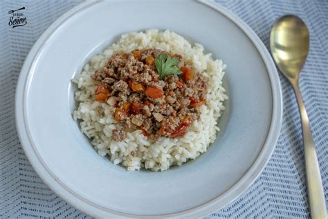 Garbanzos con carne molida servidos con arroz blanco en un plato