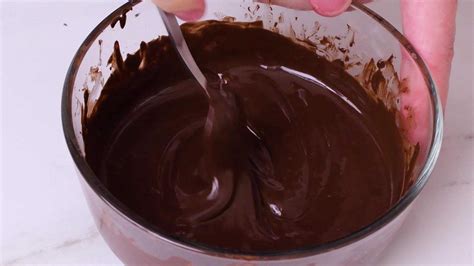 Chocolate derretido en un bol de vidrio