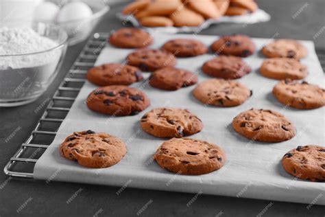 Galletas de cacao jumbo recién horneadas en una bandeja de horno