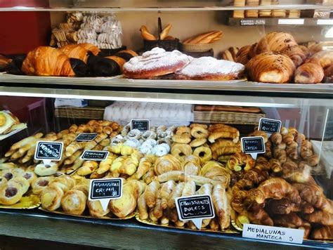 Variedad de bizcochos uruguayos típicos en una panadería tradicional