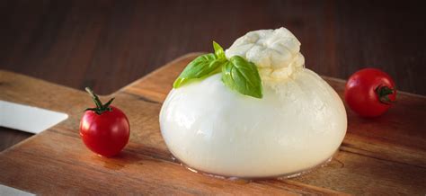 collage de diferentes tipos de mozzarella: burrata, de búfala y fresca de vaca