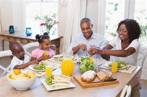 Familia feliz compartiendo una comida saludable con verduras