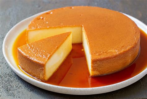Foto de sémola con leche y caramelo en un molde