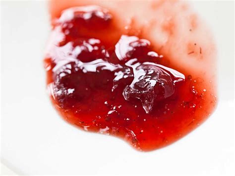 Ilustración de la prueba del punto de mermelada en un plato frío, donde la línea del dedo se mantiene