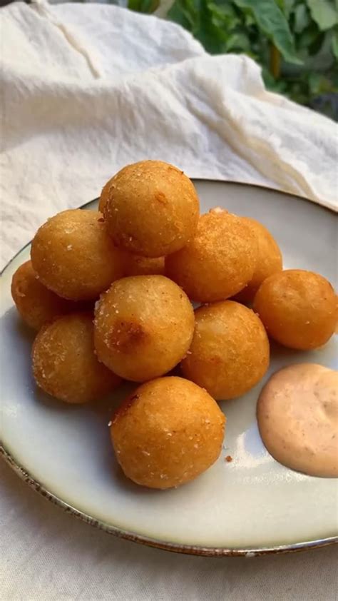 Bollitos de papa dorados y crujientes recién fritos