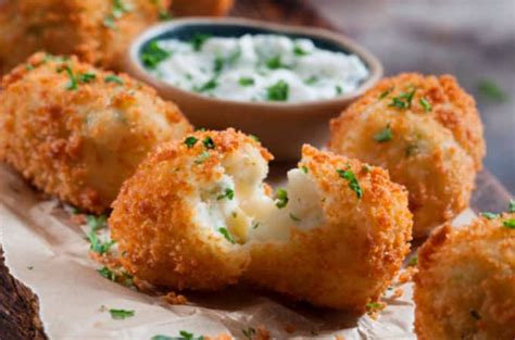 Esquema de preparación de la masa base para croquetas de arroz, mostrando la mezcla de arroz cocido con queso, perejil y huevo.
