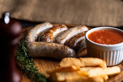 Infografía comparativa de embutidos comunes en asados chilenos: chorizo, butifarra, chistorra, longaniza, prieta.