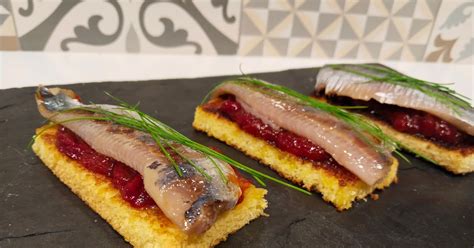 Tostada gourmet con vieiras y pimientos caramelizados