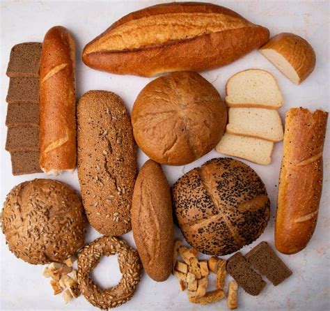 Variedad de bocadillos con tortilla, mostrando diferentes tipos de pan y rellenos