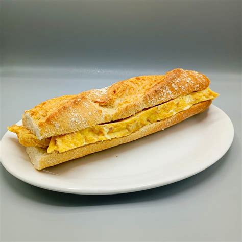 Bocadillo tradicional de tortilla de patatas en pan de hogaza