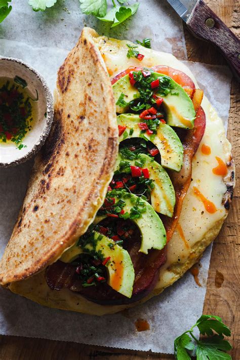 Bocadillo de tortilla con pan Naan, queso, bacon y aguacate