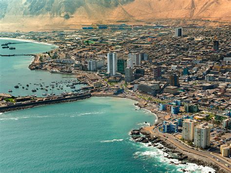 Vista panorámica de la ciudad de Iquique con el océano Pacífico de fondo.