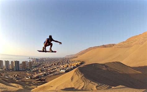 Persona practicando sandboard en el Cerro Dragón.