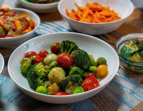 Mesa con variedad de platos vegetarianos cremosos
