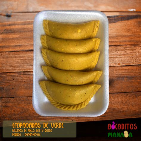 bandeja de empanadas vegetarianas con champiñones y queso antes de hornear