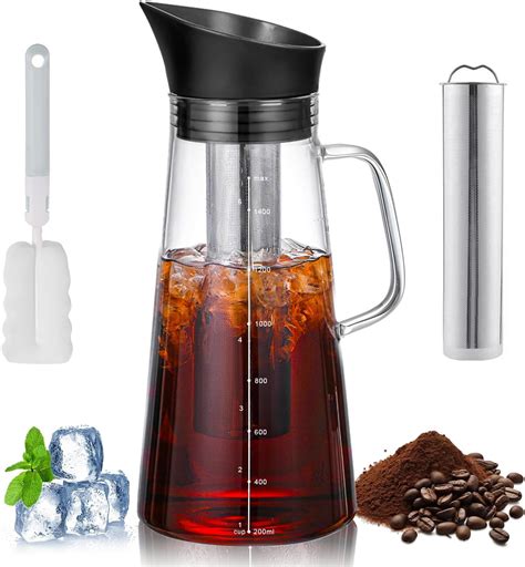 Equipo para cold brew de té verde: jarra de cristal con filtro o botella, hojas de té verde y agua fría.