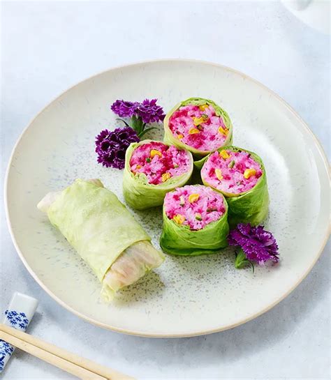 variedad de rolls de sushi vegano con ingredientes coloridos